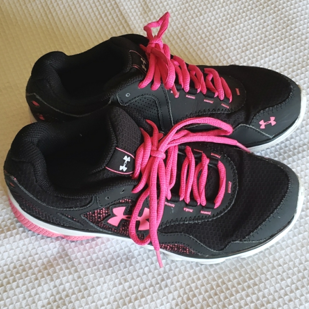 Under Armour Girls 5 US Black & Hot Pink Running Shoes Sneakers